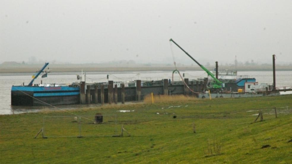 An der Anlegestelle bei Jemgum hat der Probebetrieb mit Tankschiffen begonnen, die Sole aus den Gaskavernen von EWE und Astora zum Rysumer Nacken transportieren und dort in die Außenems einleiten. Im Umweltausschuss der Gemeinde haben am Dienstagabend unter anderem EWE-Projektleiter André Fisse,  © Szyska