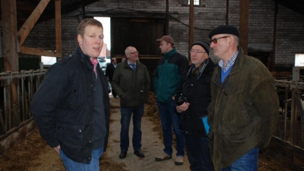 Ailt Hensmann (links) bewirtschaftet mit seinem Vater Meint (rechts) den Familienhof in Hatzum. © H