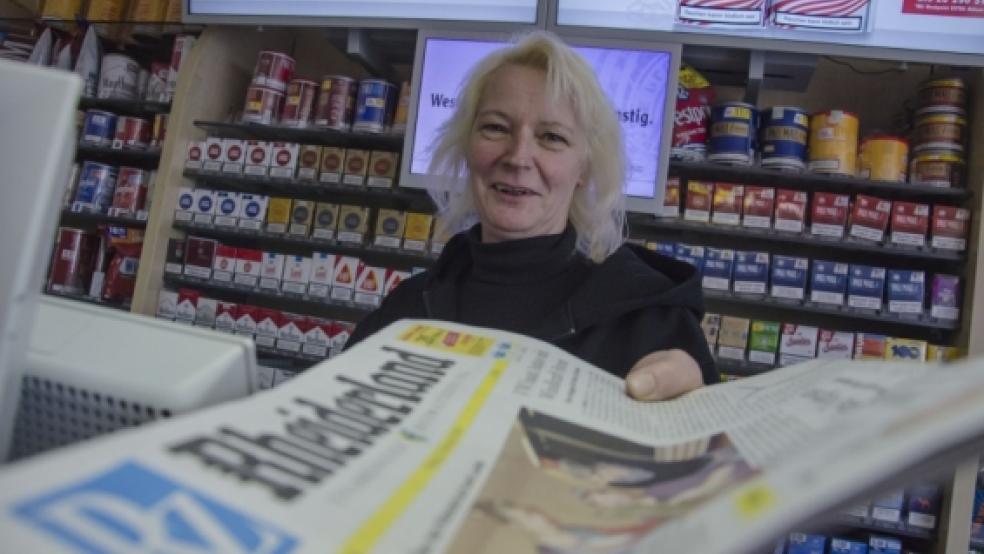 Die Rheiderland Zeitung gehört mit zu den meistverkauften Blättern im Kiosk Boelsen, sagt Verkäuferin Ilona Antons.  © Wübbena