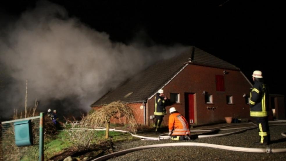 Dachstuhlbrand in Neermoor. Die Freiwillige Feuerwehr entdeckte in einem Haus eine Hanf-Plantage.  © Foto: Loger 