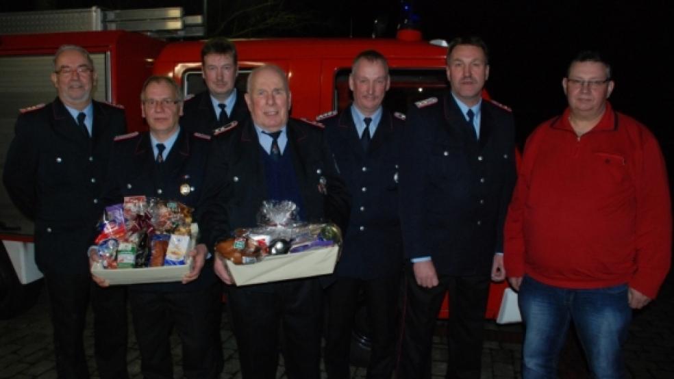 Geehrt wurden (2. von links) Ortsbrandmeister Herbert Mühlena für 40 Jahre Mitgliedschaft und Alfred Folten, der vor 50 Jahren in die Feuerwehr eintrat. Mit auf dem Foto (von links) Gemeindebrandmeister Friedrich Schmidt, Ernst Berends (Kreisfeuerwehr), Wolfgang Huisinga (stellvertretender Ortsbrandmeister), Jan Hilbrands (stellvertretender Gemeindebrandmeister) und Günter Harms (Ratsmitglied und Feuerschutzausschussvorsitzender).  © Foto: Kuper 