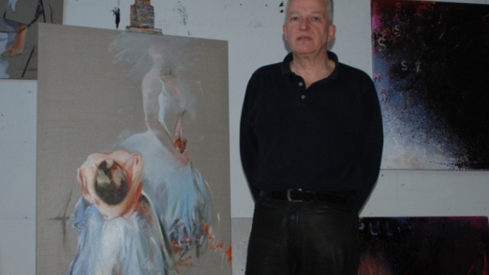 In seinem Atelier: Ulrich Schnelle lebt seit gut elf Jahren in Boen. Er stammt aus Bünde in Westfalen und es zog ihn nach Bunde und damit aufs Land, »um in Ruhe arbeiten zu können«. © Foto: Hoegen
