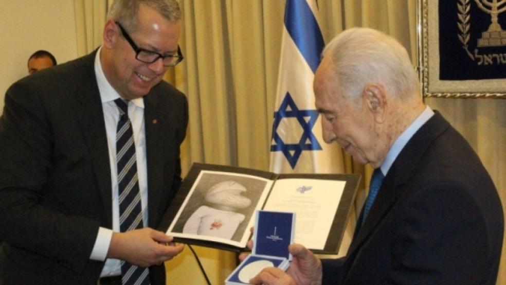 Reinhold Robbe überreichte Shimon Peres die Ernst-Cramer-Medaille. © Foto: privat