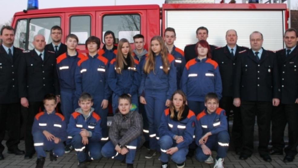 An der Jahresversammlung der Jugendfeuerwehr Diele nahmen (von links) Ortsbrandmeister Kuno Fokken, der stellvertretende Ortsbrandmeister und Jugendwart Dennis Bleeker, der stellvertretende Jugendwart Benjamin Heeren sowie (von rechts) Stadtbrandmeister Jörg Fisser, der stellvertretende Stadtbrandmeister Gerhard Kuper, Stadtjugendfeuerwehrwart Ewald Freese und der stellvertretende Stadtjugendfeuerwehrwart Thorsten Duismann teil. © Foto: Rand/Feuerwehr 