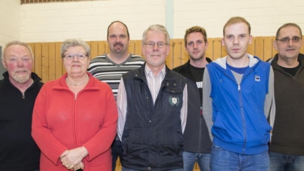 Das Vorstandsteam des Heidjer SV: (von links) Manfred Koenen (2. Vorsitzender), Marianne Vesseur (Sozialwartin), Detlef Meints (Schriftführer), Renhard Roelfsema (1. Vorsitzender), Ingo Groen (Fußballobmann), Martin Hut (Gerätewart) und Wilfried Bröker (Kassenwart). © Mentrup