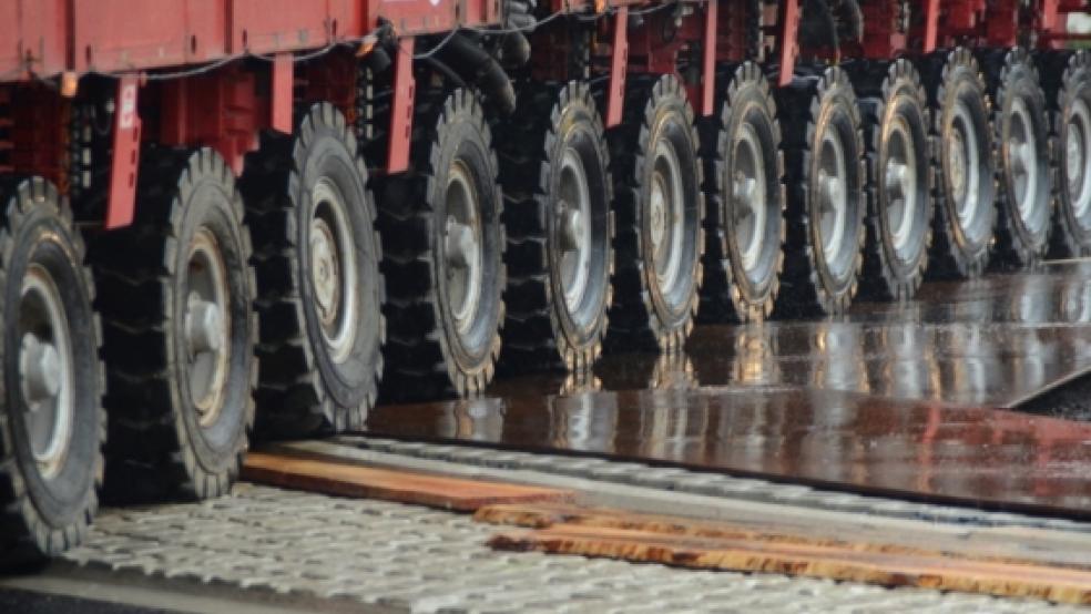 Die Genehmigung von Schwertransporten quer durch Deutschland ist täglich Brot der Nebenstelle des Straßenverkehrsamtes in Bunde. © Hanken (Archiv)