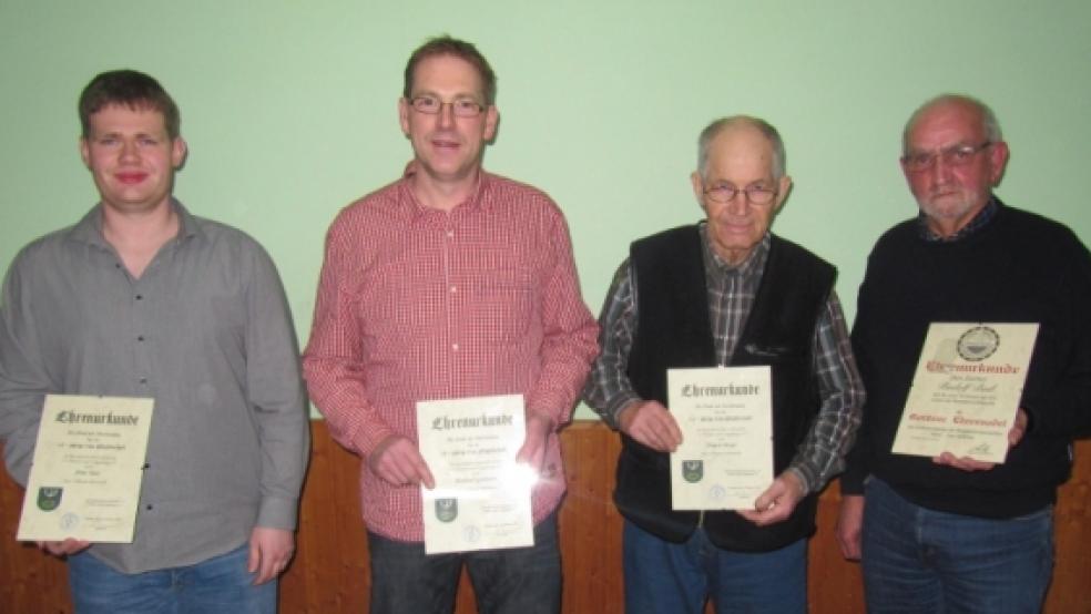 Der Kaninchenzuchtverein ehrte (von links) Arno Yzer und Michael Goemann (beide sind zehn Jahre Mitglied), Jürgen Meyer (25 Jahre) und Rudolf Bail, der mit der goldenen Nadel des Landesverbandes der Rassekaninchenzüchter Weser-Ems ausgezeichnet wurde. © privat