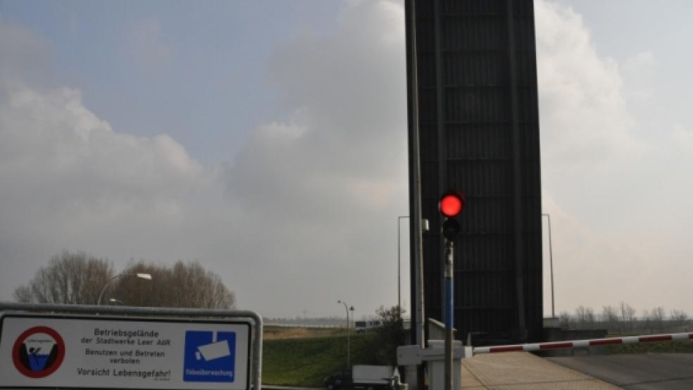Problemzone an der Seeschleuse: In einem Hydraulik-Element haben sich Schrauben gelöst. Heute soll untersucht werden, wie gravierend der Schaden ist.  © Wolters