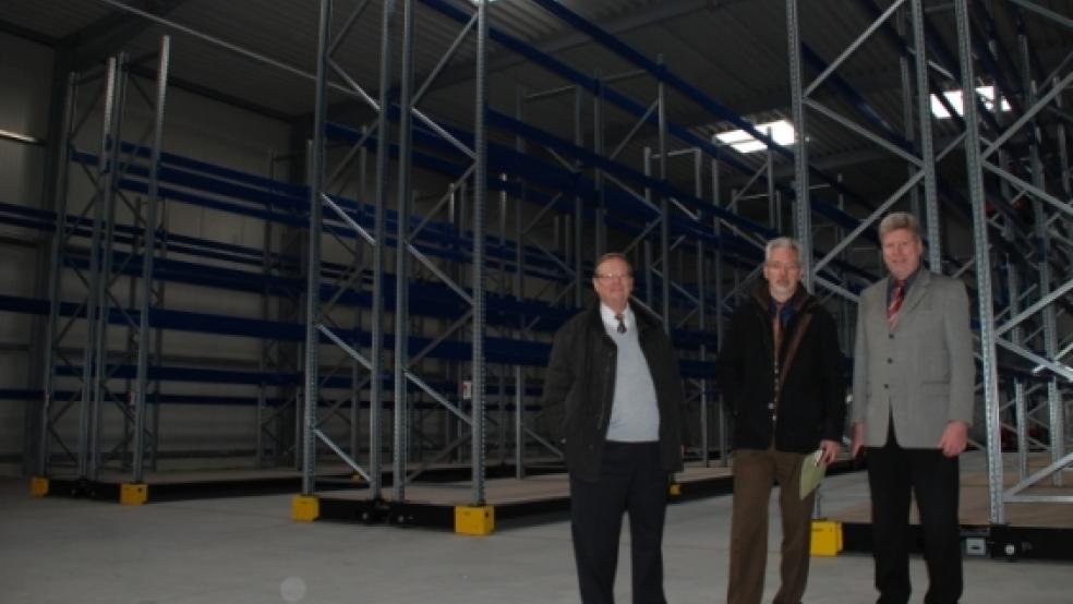 Das neue Großregallager von Jovyatlas soll in der kommenden Woche eingeräumt werden. Im Vordergrund (von links) Investor Dieter Baumann, Jovyatlas-Chef Manfred Rieks und Jemgums Bürgermeister Johann Tempel. © Hoegen