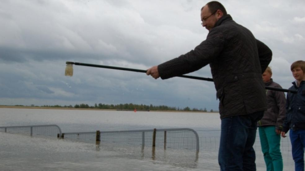 Eine Wasserprobe an der Jemgumer Badestelle nahm Otto Uilderks im Mai vergangenen Jahres. Er ist als Gesundheitsaufseher bei der Kreisverwaltung tätig. Jetzt soll die Badestelle geschlossen werden. © Foto: RZ-Archiv