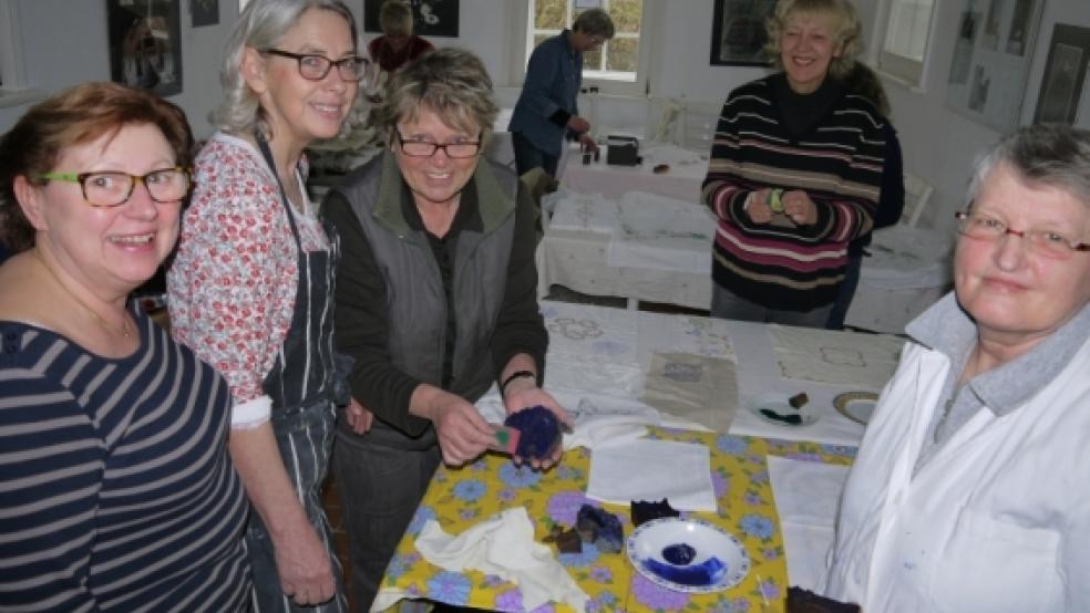 »Schwamm drüber«: Kursleiterin Margret Heinicke (Dritte von links) zeigte den Teilnehmerinnen des Workshops in der Jemgumer Mühle das richtige Auftragen der Farbe auf die »Models«. Das sind meist handgefertigte Stempel aus Holz, von denen Heinicke ungefähr 500 Stück in diversen Größen und mit allerlei Motiven besitzt. © Foto: Himstedt