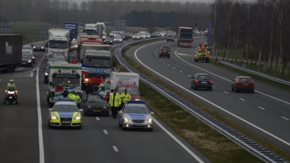 Die Demonstranten der Protestgruppe »Groningers in Opstand« und ihre Fahrzeuge blockierten die Autobahn am Grenzübergang bei Bunde. © Foto: Wübbena