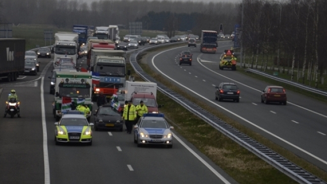Protest legt Autobahn lahm