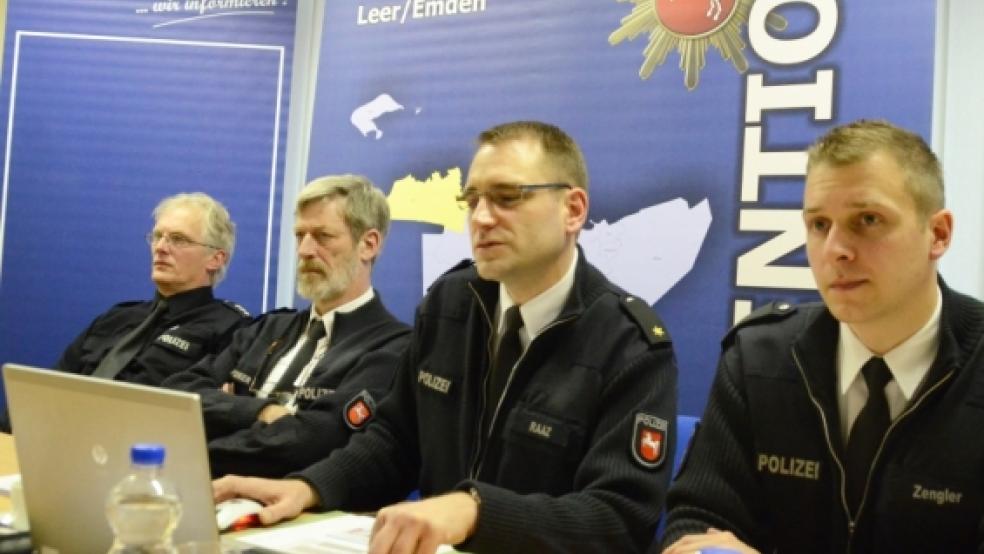 Stellten die Unfallbilanz für 2013 vor: (von links) Gerrit Hinrichs (Verkehrssicherheitsberater), Joachim Rediker (Sachbearbeiter Verkehr), Robert Raaz (Leiter Einsatz) und Lars Zengler, Pressesprecher der Polizeiinspektion Leer-Emden. © Foto: Hanken