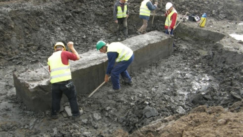 Einen Einbaum aus der ersten Hälfte des 7. Jahrhunderts wurde im August 2009 auf der Kavernen-Baustelle bei Jemgum entdeckt. © privat