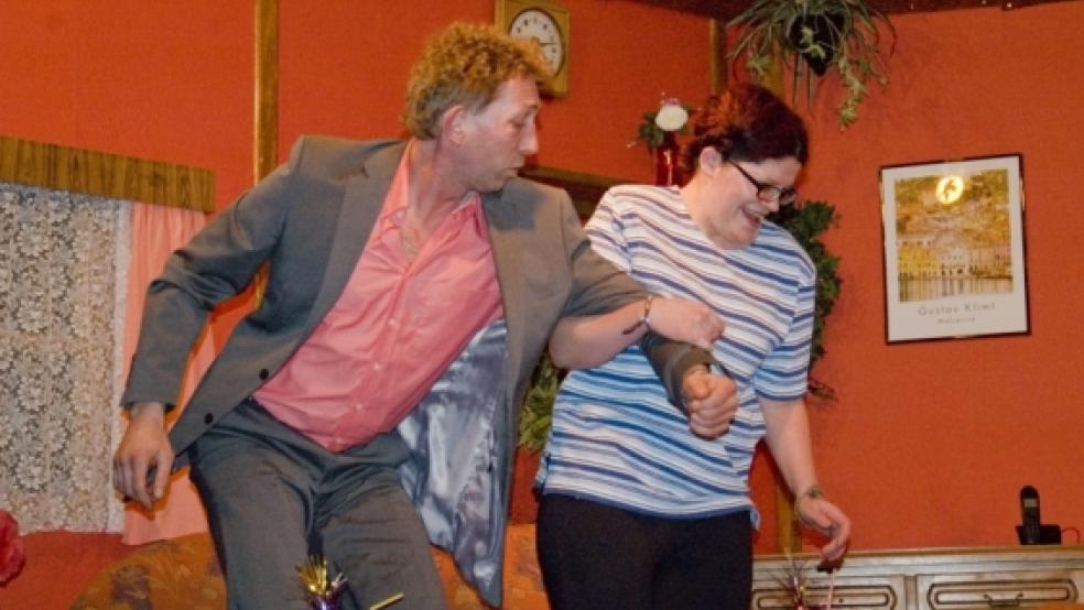 Heinrichs Verlobte will es wissen und Walter mit aufs Zimmer nehmen (von links Frank Meinders und Stina August). © de Winter