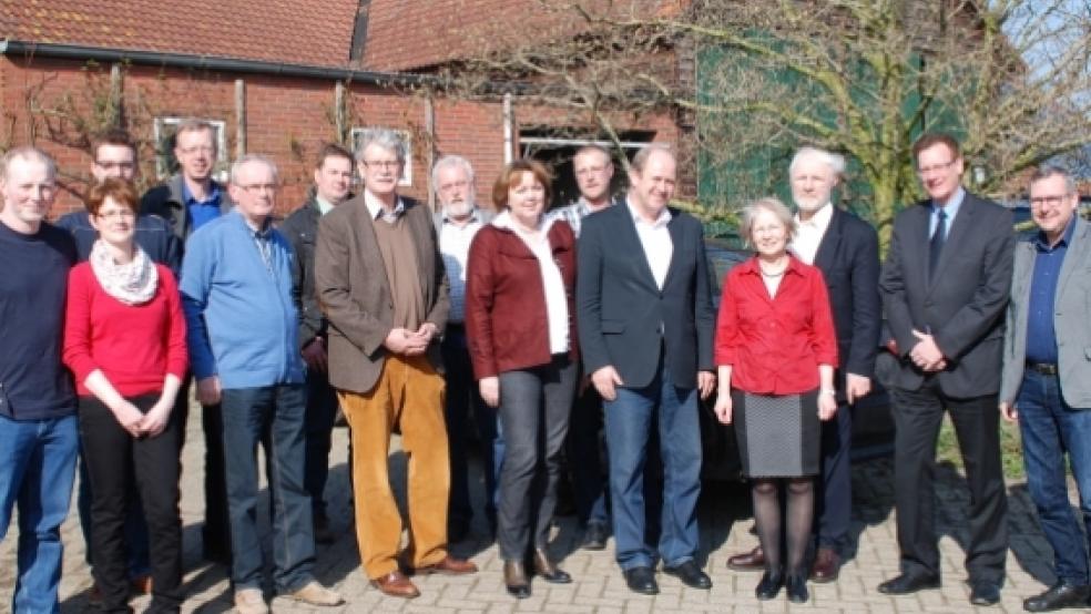 Viele Vertreter von FDP und Landwirtschaft hieß die Familie Venema gestern auf ihrem Hof in Jemgumgeise willkommen. Darunter auch die beiden Landtagsabgeordneten Hillgriet Eilers (5. vorne von links) und Hermann Grupe (neben ihr). F © Hoegen