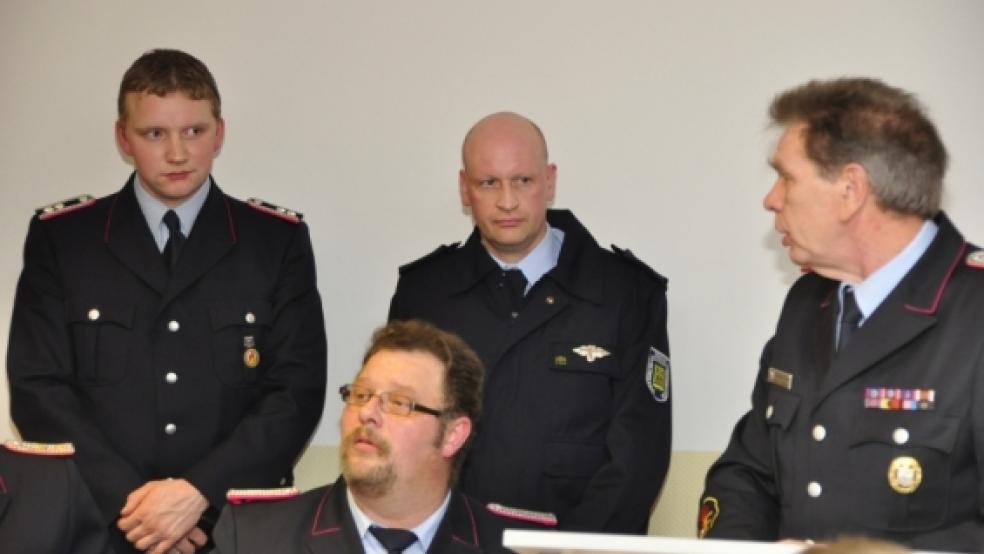 Johann Bödeker aus Weenermoor und Stephan Hilbrands aus Holtgaste (Mitte) wurden beim Kreisjugendfeuerwehrtag durch den stellvertretenden Landesjugendfeuerwehrwart Martin Schilling (rechts) für ihre engagierte Jugendarbeit ausgezeichnet. © Foto: Wolters