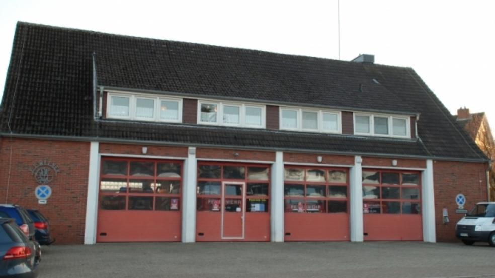 Mittlerweile 52 Jahre alt ist das Gerätehaus der Freiwilligen Feuerwehr Weener. Es soll 2015 durch einen Neubau ersetzt werden, wobei die Standortfrage noch nicht geklärt ist. © Foto: Hoegen