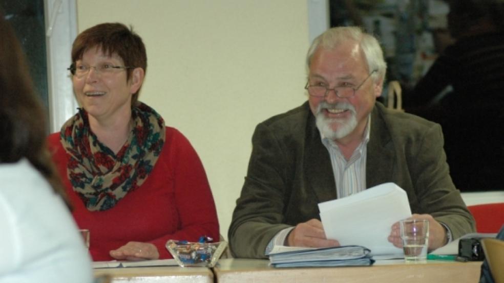 Guter Dinge: Die Vorsitzende des »Freundeskreises Kindergarten Niederrheiderland«, Jannette Rösing aus Critzum, und Geschäftsführer Hans-Joachim Behrends aus Jemgum konnten rund 40 Mitglieder in der Kindertagesstätte in Midlum begrüßen. © Szyksa