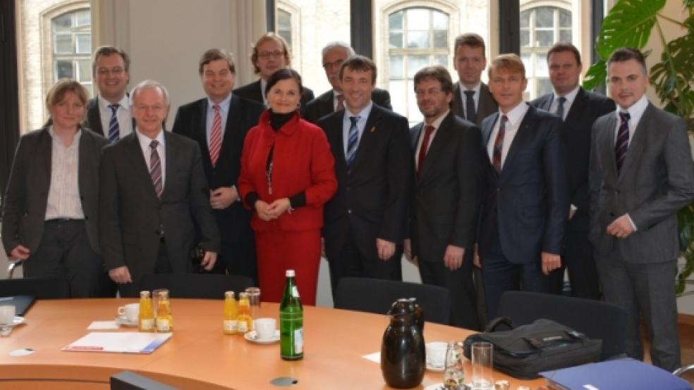 Teilnehmer des Gesprächs in Berlin: Dr. Carla Eickmann (Niedersächsisches Verkehrsministerium), der CDU-Bundestags­abgeordnete Heiko Schmelzle, Landrat Bernhard Bramlage, Staatssekretär Enak Ferlemann, Groningens Deputierter Mark Boumans, die CDU-Bundestagsabgeordnete Gitta Connemann, Wilhelm-Alfred Brüning (IHK Ostfriesland), die SPD-Bundestagsabgeordneten Johann Saathoff und Markus Paschke, Dr. Torsten Slink (IHK Ostfriesland), Dr. Bernhard Brons (Reederei AG Ems), Michael Körber (Deutsche Bahn) und Felix Jahn (IHK Oldenburg, von links). © Foto: IHK