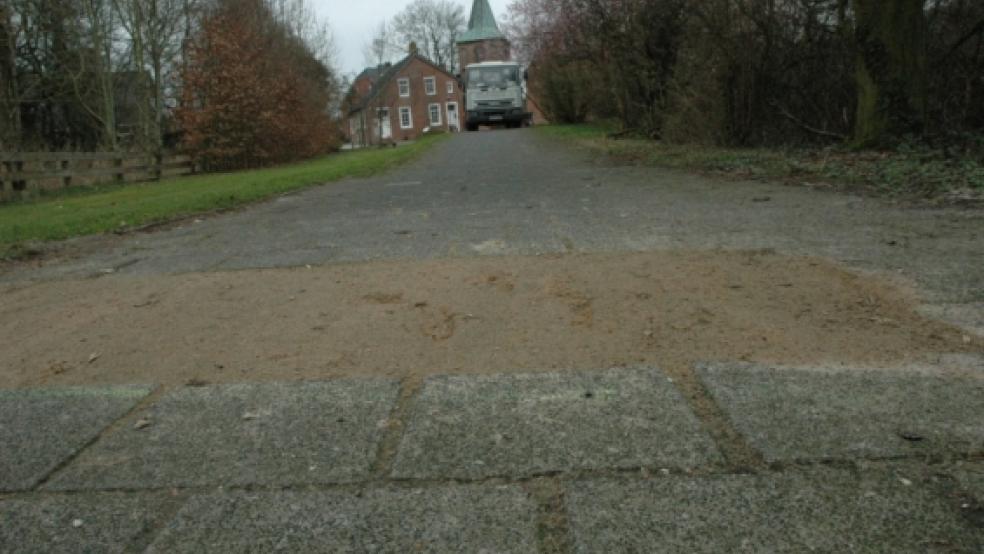 Stolperfallen durch angehobene Gehwegplatten beseitigen die Leeraner Stadtwerke immer öfter mit dem Spezialgemisch aus Sand, Steinen und Lehm - hier beim Friedhof in Bingum. Über den optischen Eindruck der Flickstellen gibt es allerdings kontroverse Diskussionen. © Foto: Szyska