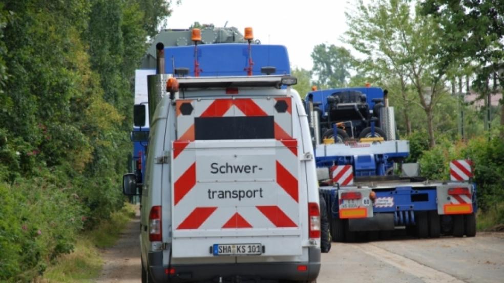 Schwertransporte wie dieser im Sommer 2007 zum Umspannwerk Diele müssen genehmigt werden. Auf diese Genehmigungsverfahren hat sich ein Unternehmen aus Essen spezialisiert, das im April 2000 ein Büro in Bunde eröffnete und mit der Gemeinde vereinbarte, dass sie eine Außenstelle des Straßenverkehrsamtes in Bunde einrichtete. © Hoegen