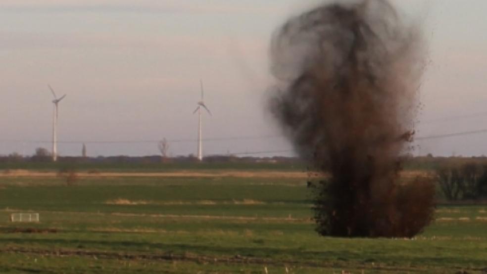 Eine meterhohe Fontäne aus Sand schießt bei der Sprengung der Weltkriegs-Altlasten in die Höhe. © J. Rand (Feuerwehr)