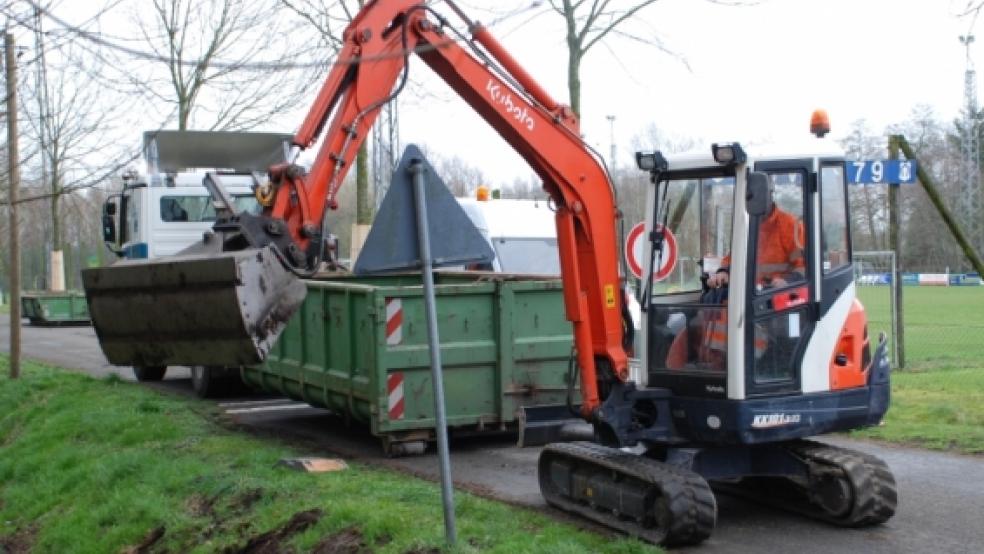 Neu profiliert wird derzeit die Böschung des Schulweges in Stapelmoorerheide, der saniert werden soll.  © Hoegen