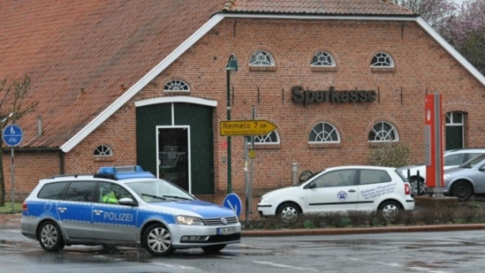 Die Sparkasse in Hollen in der Gemeinde Uplengen ist am heutigen Freitag gegen 11.30 Uhr von einem unbekannten Täter überfallen worden. Der Mann ist auf der Flucht. © Foto: Wolters