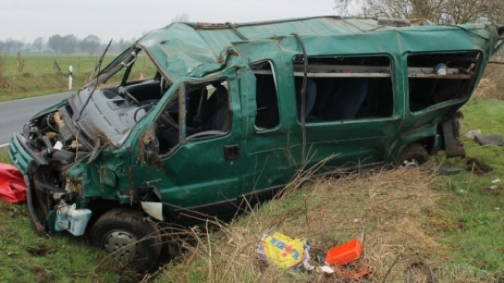 Völlig zerstört wurde dieser Kleintransporter bei einem Unfall in Vellage. Der Fahrer flüchtete zu Fuß vom Ort des Geschehens. Das Fahrzeug hatte sich offenbar mehrfach überschlagen, bevor es in einem Graben an der K 27 liegen blieb. © J. Rand (Feuerwehr)