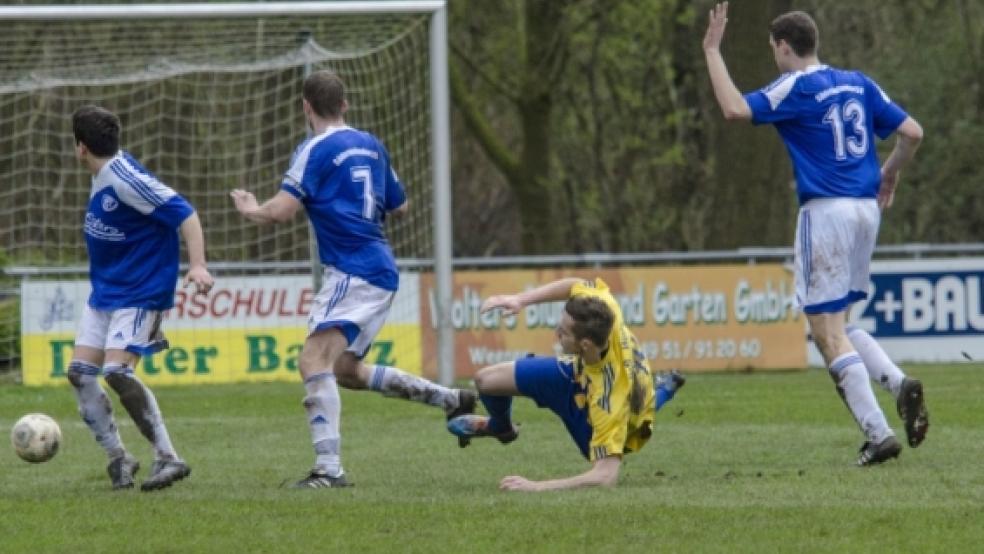 Nach einem 0:3 drehte Weener in einem wahren Krimi das Match gegen Süderneuland zum 4:3-Sieg. Hier ist Stürmer Martin Meyer in Aktion. © Foto: Wübbena