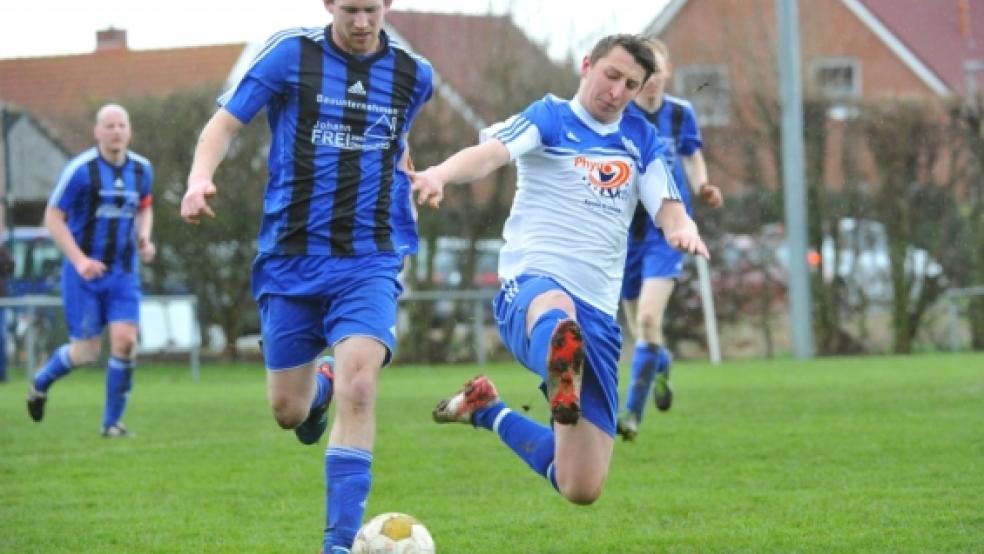 Alexander Babenko (rechts) versucht dem Verlaatjer Thomas Wilken den Ball abzuluchsen. © Foto: Bruins