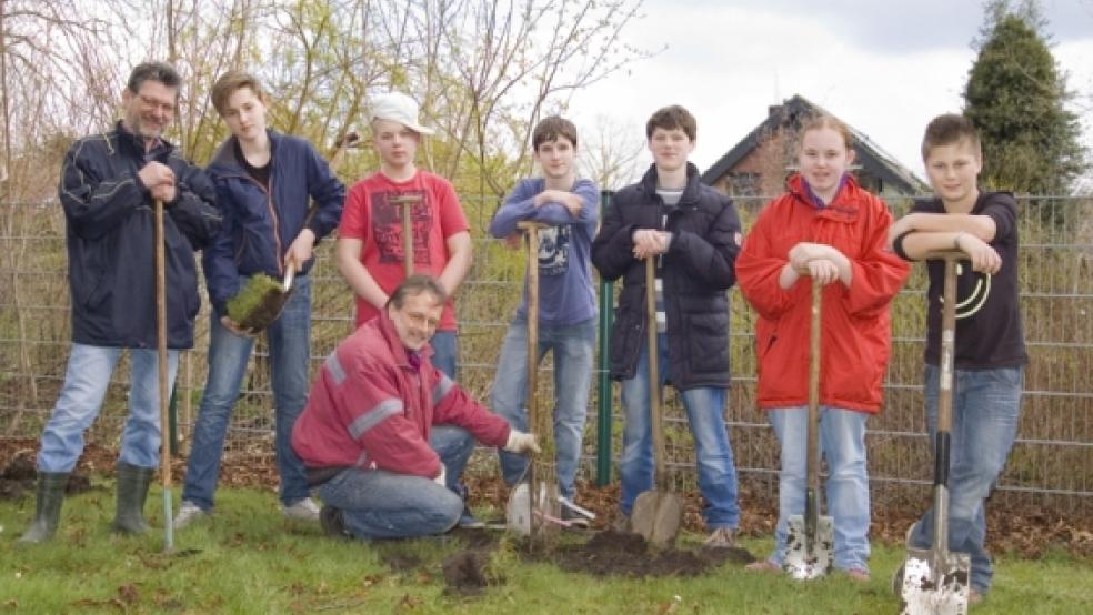 Mit vollem Einsatz waren Rafael Gil Brand (NABU), Derk Aeissen, Michael Meyer, Lutz Drewniok (Projektleiter) Pascal Kruz, Heiner Mertin, Annika Ufen und Romano Nuismer (von links) bei der Sache und pflanzten in kürzester Zeit rund 50 Büsche  © Foto: de Winter