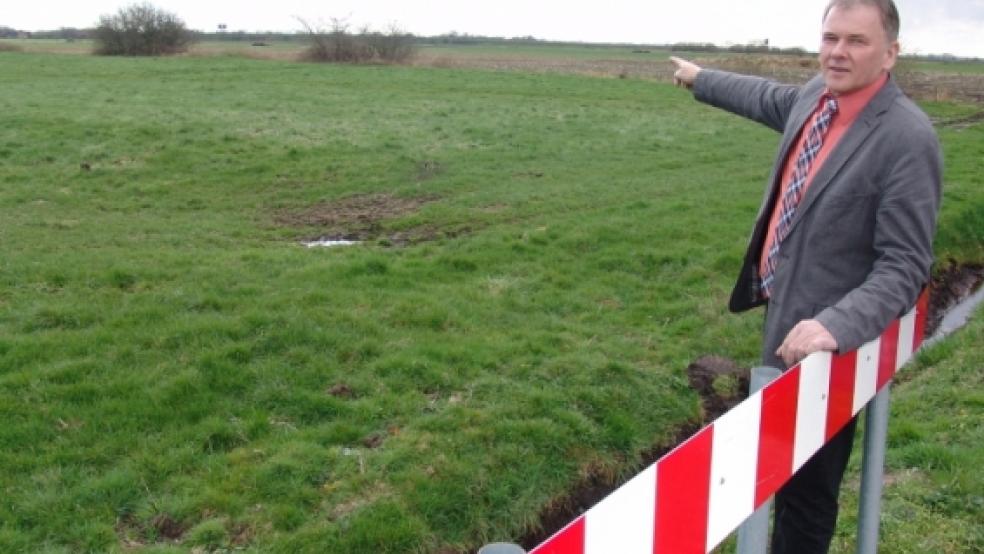 Freut sich über den erfolgreichen Abschluss des Kaufvertrages: Bürgermeister Gerald Sap. In einem Neubaugebiet an der Boenster Straße in Bunde werden 25 Grundstücke erschlossen.  © Foto: Boelmann