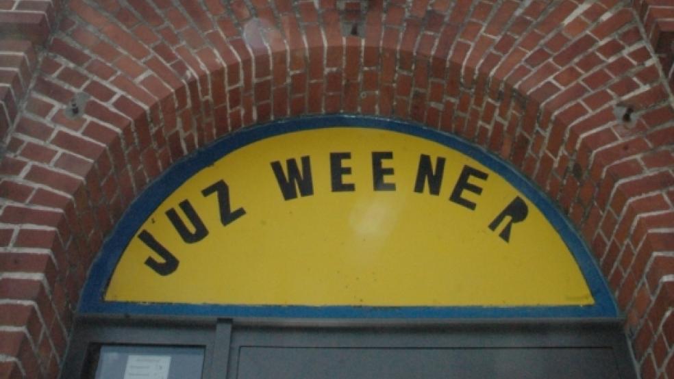 Der Wasserturm am Gräfin-Theda-Weg in Weener wurde 1915 gegenüber dem Bahnhof errichtet, um Dampflokomotiven mit Wasser zu versorgen. 1979 wurde er umgebaut, Anfang der 1980er Jahre zog das Jugendzentrum ein. © Szyska