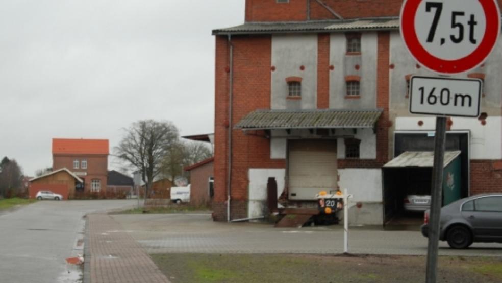 Künftig soll »Am Bahnhof« in Bunde Tempo 30 gelten. Jetzt müssen nur noch die Schilder aufgestellt werden. © Hoegen (Archiv)