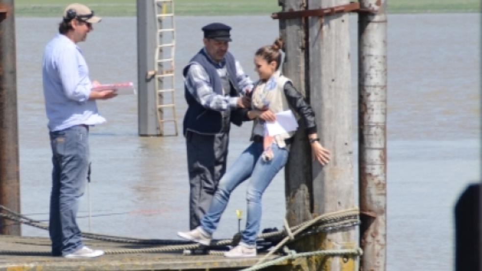 Diskussion am Ditzumer Hafen: Süher Özlügil (Sophie Dal) hat Zoff mit ihrem Vater Günesh (Tayfun Bademsoy). Mit auf dem Foto Regisseur Dominic Müller (links).  © Hanken