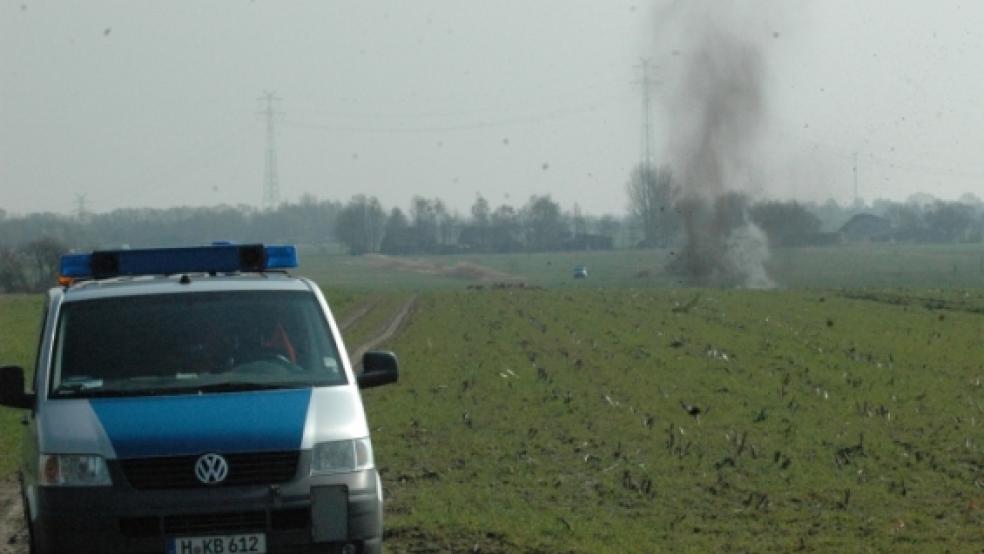 Um 11.35 Uhr knallte es gestern an der Stapelmoorer Straße (L 31) in Weener. Experten des Kampfmittelbeseitigungsdienstes sprengten kontrolliert Munition, die bei den Bauarbeiten auf der Graf-Ulrich-Straße gefunden worden war. © Foto: Szyska