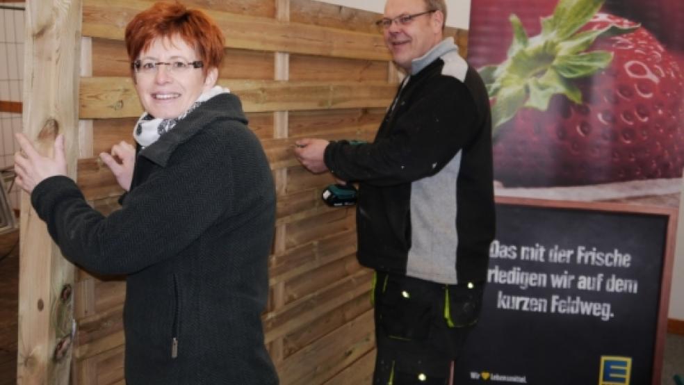 Standaufbau im Gewerbeschau-Zelt: Die Vorbereitungen wurden abgeschlossen, heute und morgen von jeweils 11 bis 18 Uhr können sich Besucher über die Leistungspalette der Gewerbetreibenden informieren. © Foto: Himstedt