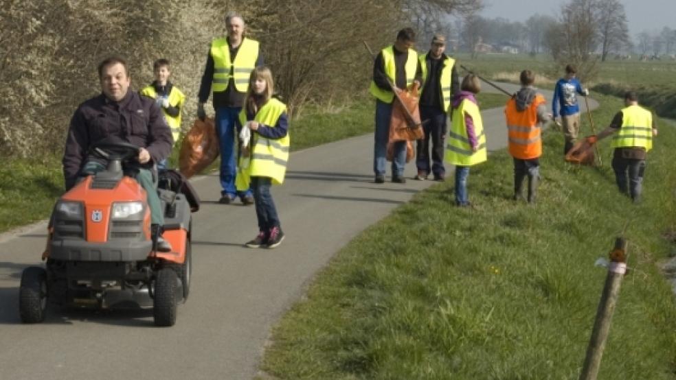 Der Dorfverein Stapelmoor, angeführt von Stefan Kuper auf dem Mini-Traktor, räumt auf. © de Winter