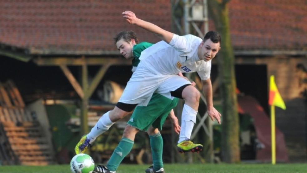 Hürde gemeistert: Torschütze Nico Wessels und seine Stapelmoorer besiegten Heisfelde II. © Foto: Bruins