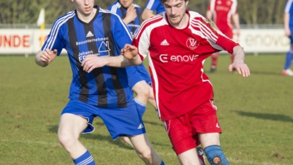 Durchgesetzt: Bundes Peter Hilbrands (rechts) behauptet den Ball gegen Verlaats Daniel Pastoor. © Foto: Mentrup