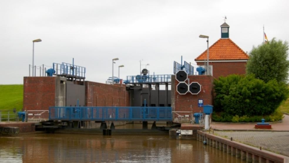 Die 1991 in Betrieb genommene Schleuse zwischen Hafen und Ems in Weener ist in die Jahre gekommen. Die Hafen und Tourismus GmbH will notwendige Sanierungsarbeiten möglichst in diesem Halbjahr ausschreiben. © Foto: Szyska