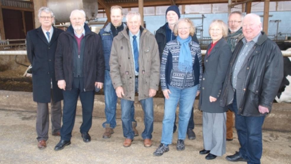 Treffen auf dem Venema-Hof in Jemgumgeise: Michael Goldmann (FDP), Arnold Venema (FDP), Landwirt Jan Venema, Erich Hinrichs (Landwirtschaftlicher Hauptverein), Landwirt Amos Venema, Gesine Meißner (FDP-Europaabgeordnete), Johanna Venema, Dieter Reinert (FDP) und Peter Dirksen (Landwirtschaftlicher Hauptverein, von links). © Foto: privat
