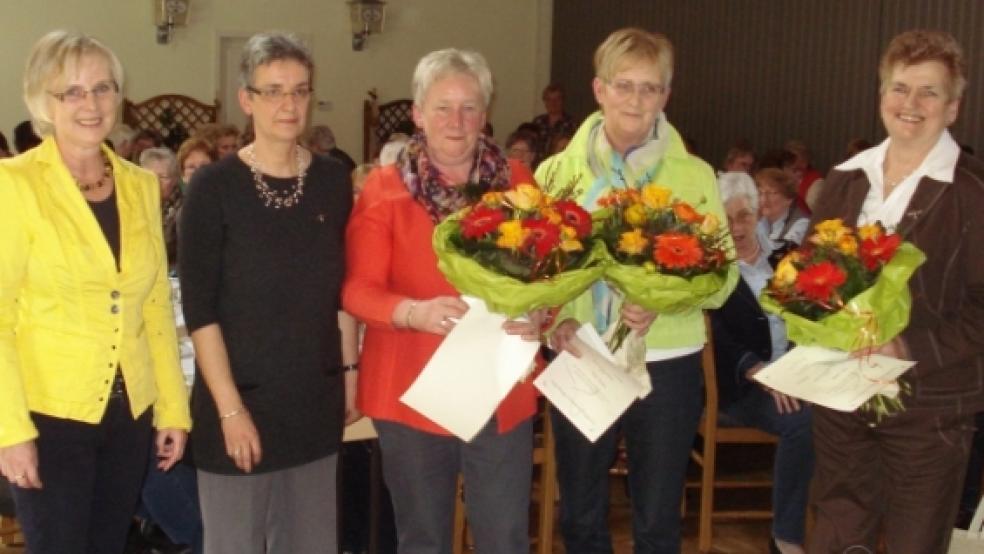 Erika Santjer aus Stapelmoor, Gertrud Peters und Geerta Flocken (beide Landfrauenverein Leda-Jümme) wurden von Ilse Meyer aus St. Georgiwold und Agnes Witschen (von rechts) ebenso geehrt wie Etta Schulte aus Oldendorp (nicht im Bild). © Foto: privat