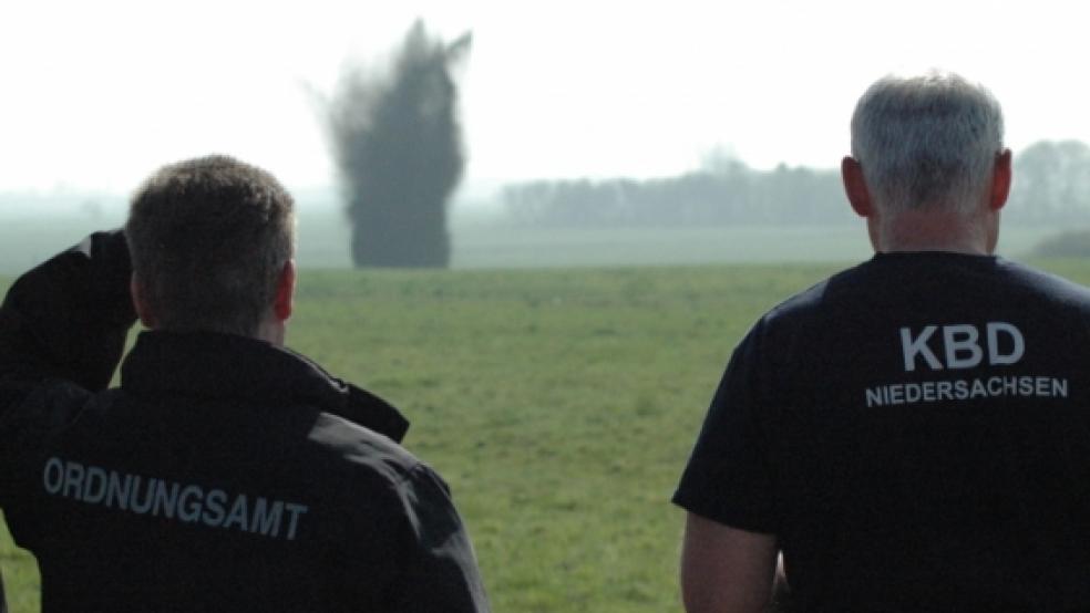 Auf freiem Feld an der Stapelmoorer Straße sprengte Kampfmittel-Experte Hans Mohr (rechts) gestern Mittag eine Panzerfaust, einen Panzerfaustkopf und drei Gewehrgranaten. Hinderk Leemhuis vom städtischen Ordnungsamt schaute zu. © Szyska