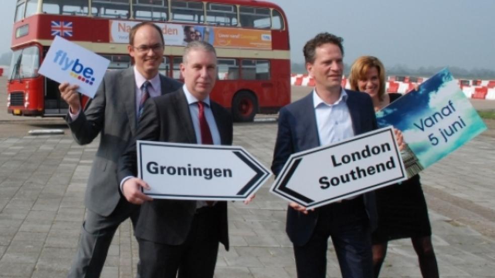 Groningen als »Sprungbrett« nach London: Peter O’Mara (2. von links) von Stobart Air/Flybe und Groningen Flughafendirektor Marco van de Kreeke (2. Rechts) sowie zwei Mitarbeiter von Groningen Airport posieren zur Eröffnung der neuesten Linienverbindung vor einem Londoner Doppeldecker.  ©  Foto: Kuper 