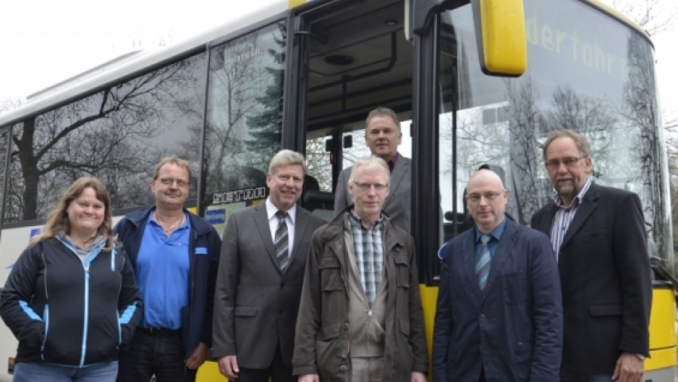 Laden ein zur Busfahrt: Busfahrerin Daniela Rexin, Busfahrer Fritz Michel, Jemgums Bürgermeister Johann Tempel, Michael Kläsener (Öffentlicher Personennahverkehr Landkreis Leer), Bundes Bürgermeister Gerald Sap, Manfred Tinnemeyer (Prokurist Fischer Linienverkehre) und Harm Watermülder (Fachbereichsleiter Gemeinde Bunde, von links). © Foto: Wübbena