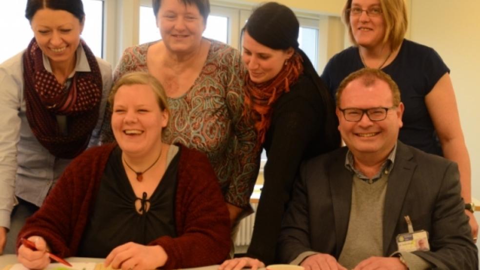 Dr. Adrian Moise ist Leiter der neuen Klinik für Psychosomatische Medizin und Psychotherapie in Leer. Das Bild zeigt ihn (sitzend rechts) mit seinem Team. © Foto: Hanken